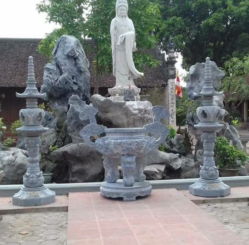 Đèn đá tại đền chùa